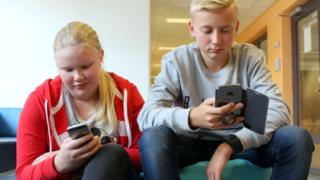 Lastenpsykiatri ehdottaa kännykkäkieltoa kouluihin: 26.09.2018 10.31