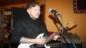 Rokkipesä: Samae Koskisen treenikämpällä tuijotetaan apinan naamaa