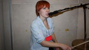 Rokkipesä: The Wrecking Queensin treeniksellä pukeudutaan sulkiin