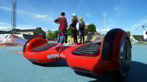 Kuningaskuluttaja: Testissä kävelyn uudet haastajat: Potkulauta päihitti tasapainoskootterin