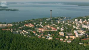 Meidän maamme - Vårt land: Tampereelle! Lennä Tammerkosken yli, kierrä Näsinneula ja katso jääkiekkoa lintuperspektiivistä!