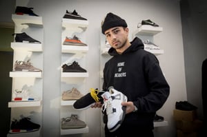 Yle Uutisluokka Triplet: Kenkäbloggarin hyllyssä on sata paria lenkkareita