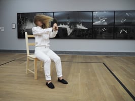 Yle Uutisluokka Triplet: Performanssitaiteen rocktähden näyttely avautui Tukholmassa