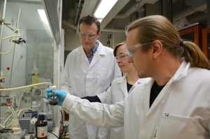 Yle Uutisluokka Triplet: Myrkytön palonestoaine saattaa tulevaisuudessa suojata talon tulipalolta