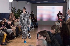 Yle Uutisluokka Triplet: Pariisissa nähtiin minimalistisen hienostunutta Marimekkoa