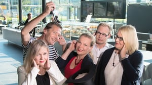 Kantapöytä - kuplivaa keskustelua Musiikkitalon kahvilassa