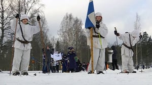 Yle Uutisluokka Triplet: Koululaiset veteraanien mukana Talvisodan muistohiihdossa