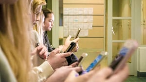 Yle Uutisluokka Triplet: Jatkuva kännykän tuijottaminen pilaa ryhtisi