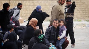 Yle Uutisluokka Triplet: Ihmiset pakenevat kranaatti-iskujen alta Länsi-Mosulista