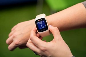 Yle Uutisluokka Triplet: Lääkäri: Aktiivisuusranneke on liikkujalle kultakimpale