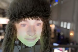 Yle Uutisluokka Triplet: Sosiaalinen robotti ”Karvahattu” vieraili Helsingissä