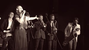 The Napkins uppträder live