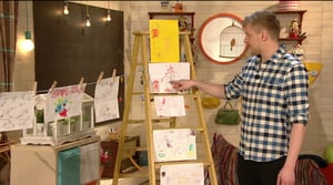 BUU-Staffan: Staffan tittar på buuklubbisarnas teckningar