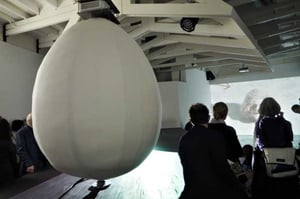 Yle Uutisluokka Triplet: Suomea edustaa nykytaiteen paraatipaikalla puhuva muna