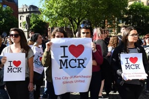 Yle Uutisluokka Triplet: Manchesterissa yritetään palautua arkeen