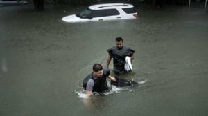 Yle Uutisluokka Triplet: Miljoonakaupunki Houston valtavien tulvien vallassa