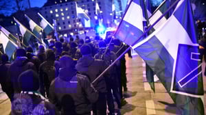 Yle Uutisluokka Triplet: Poliisihallitus vaatii Pohjoismaisen Vastarintaliikkeen lakkauttamista