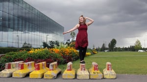 Yle Uutisluokka Triplet: Tiina Vainikainen ponnisti koulukiusatusta hittitehtailijaksi