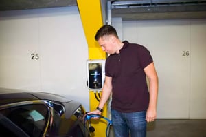 Yle Uutisluokka Triplet: Sähköauto voi käräyttää lämmitystolpan ja naapurin hermot