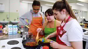 Yle Uutisluokka: “Afrikan lapsilla syyllistäminen ei toimi” - kouluissa kokeillaan uutta keinoa vähentää ruokajätettä