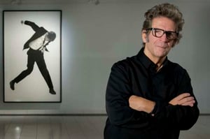 Yle Uutisluokka Triplet: Amerikkalaistaiteilijan hiilipiirrokset esillä harvinaisessa näyttelyssä Suomessa