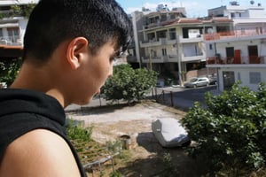 Yle Uutisluokka Triplet: Kreikan pakolaisleirillä jumissa oleva Fahim: "Halusin vain jonnekin turvaan"