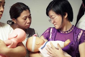 Yle Uutisluokka Triplet: Kiinassa kahden lapsen politiikka teki lastenhoitajan ammatista suositun