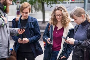 Yle Uutisluokka Triplet: Näin pidät kännykkää kädessäsi oikein ja vältyt käsikivuilta