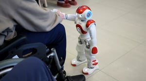 Yle Uutisluokka Triplet: Brittiprofessori: Robotit eivät tuhoa ihmisten työtä