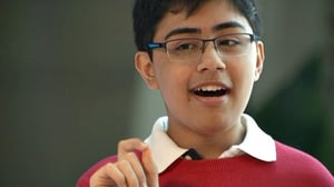 Yle Uutisluokka Triplet: Maailman tunnetuin teinikoodari kehittää tekoälyä