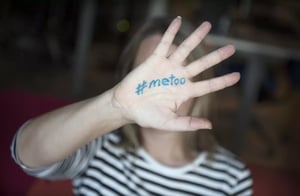 Yle Uutisluokka Triplet: #metoo-mielenosoituksessa tuhansia ihmisiä Tukholmassa