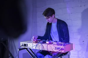 Yle Uutisluokka Triplet: Kokeellinen musiikki soi erikoisilla viritelmillä