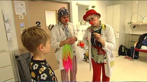 Yle Uutisluokka Triplet: Nuoria potilaita piristävät sairaalaklovnit palkittiin (S): 20.11.2015 18.27