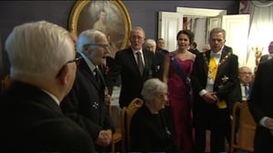 Yle Uutisluokka Triplet: Linnan juhlista levisi some-hitti - veteraanien yllätyslaulu liikutti myös presidenttiparin (S): 08.12.2015 16.21