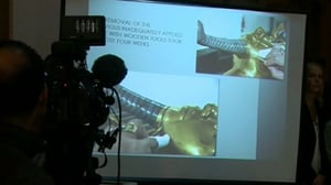 Yle Nyheter TV-nytt: Tutankhamons guldmask är tillbaka på Egyptiska museet i Kairo efter en komplicerad restaurering. (S): 17.12.2015 19.19