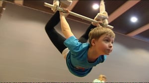 Yle Uutisluokka Triplet: Sirkusharrastaja liikkuu ja taiteilee ilman kilpailupakkoa (S): 16.03.2016 11.47