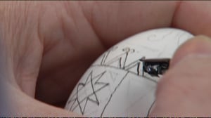 Yle Uutisluokka Triplet: Pääsiäismunia voi maalata vaikka nuppineuloilla (S): 18.03.2016 12.26