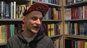 Yle Uutisluokka: Pojatkin lukee -kampanjan perustaja: Lukevat miehet ulos kaapista (S): 26.04.2016 12.57