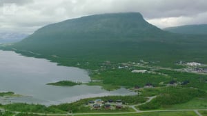 Meidän maamme - Vårt land: Katso ilmasta, miten vaeltajat kiipevät Saanan rinteitä pitkin ja lennä Kolmen valtakunnan rajapyykkille asti!: 08.01.2017 22.00