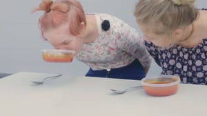 Temput ja testit: Milla ja Emma: Testihimot - Ilman käsiä syönti: 17.10.2016 08.00