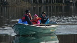 Yle Uutisluokka Triplet: Vesi katkaisee joka kevät kotitien – perheenäiti kuljettaa lapsia veneellä (S): 18.05.2016 09.31