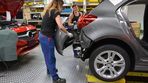 Yle Uutisluokka Triplet: Uudenkaupungin autotehdas palkkaa yli tuhat uutta työntekijää (S): 17.11.2016 12.11