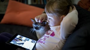 Yle Uutisluokka Triplet: Moni pikkulapsi tapittaa ruutua yli kaksi tuntia joka päivä (S): 30.11.2016 09.47