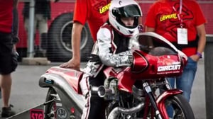 Yle Uutisluokka Triplet: Prätkänaisen vinkki mopoilijoille: Älä aja shortseilla (S): 23.05.2016 10.34