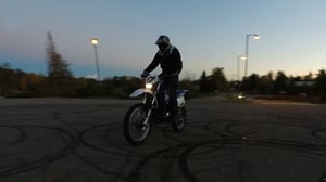 Yle Uutisluokka Triplet: Mopomiitissä keulitaan ja poltetaan kumia (S): 10.10.2016 09.57