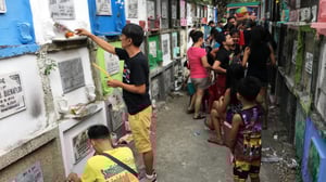 Yle Uutisluokka Triplet: Filippiineillä pyhäinpäivää vietetään iloisesti hautausmaalla (S): 01.11.2016 10.01