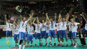 Yle Uutisluokka Triplet: Suomi voitti salibandyn MM-kultaa (S): 13.12.2016 10.21