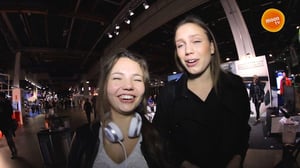 Konsta yrittää iskeä teinityttöjä