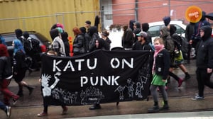 Anarkisti töhertelee pysäkkikatoksen