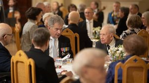 Tasavallan presidenttipari tapaa lotat ja veteraanit